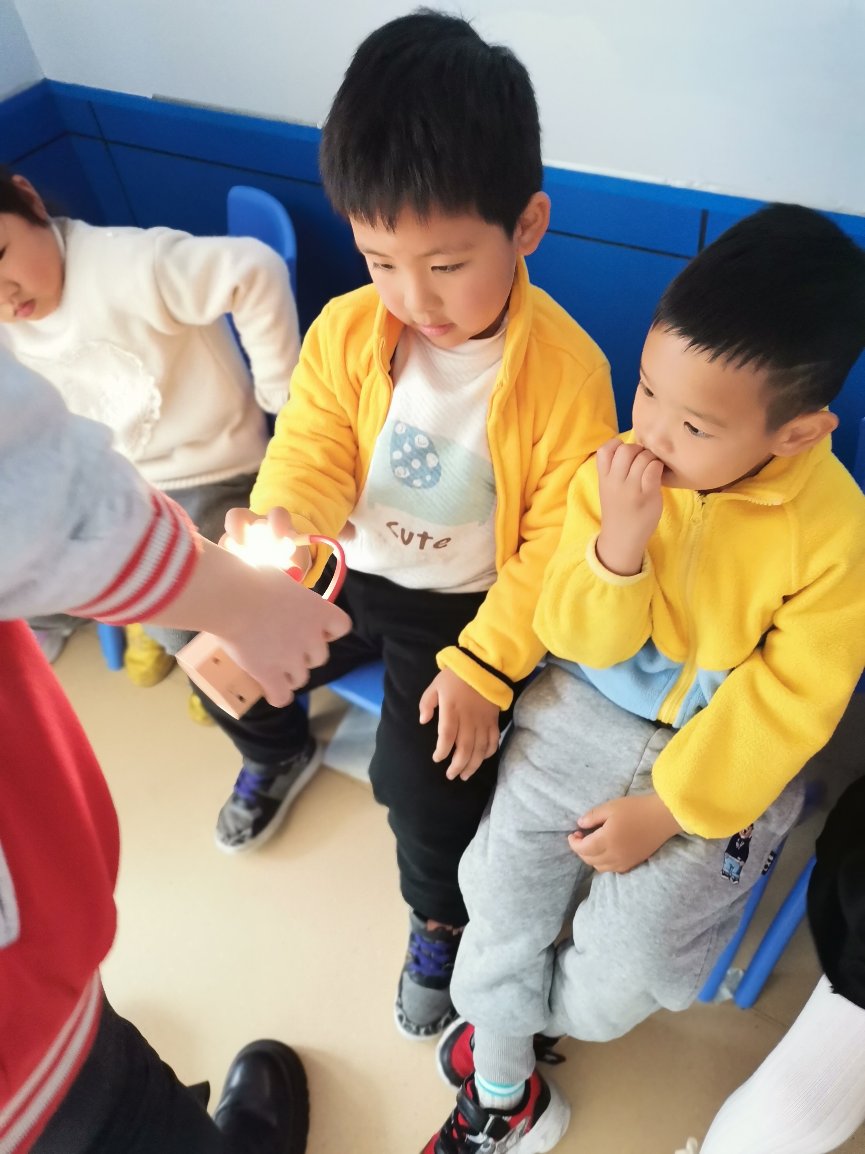 天童教育：家长如何正确夸奖孩子